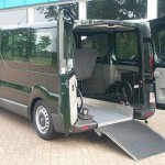 Klapprampe und ein Rollstuhlhaltesystem angebracht