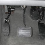 Aufklappbares Gaspedal links und rechts